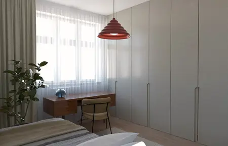 Wnętrze sypialni z eklektycznym biurkiem i vintage lampą.
