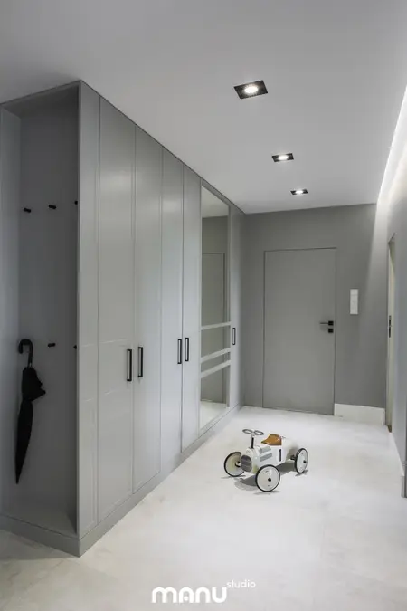 Przedpokój z szarymi meblami i białymi akcentami, styl art deco, nowoczesny, quiet luxury, tradycyjny, współczesny.