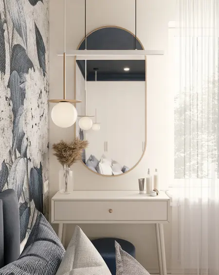 Eklektyczne wnętrze z lustrem, jasnymi meblami i dekoracjami w stylu glamour.