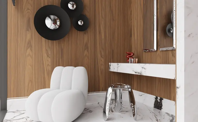 Wnętrze w stylu dopamine decor z białym fotelem i drewnianymi akcentami.