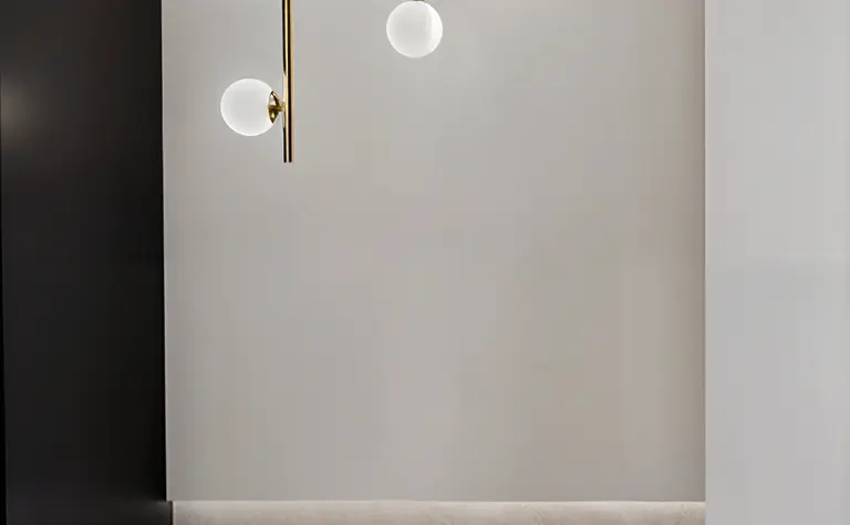 Minimalistyczny kącik wypoczynkowy z lampą w stylu skandynawskim.