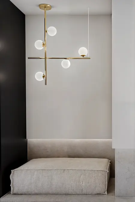 Minimalistyczny kącik wypoczynkowy z lampą w stylu skandynawskim.