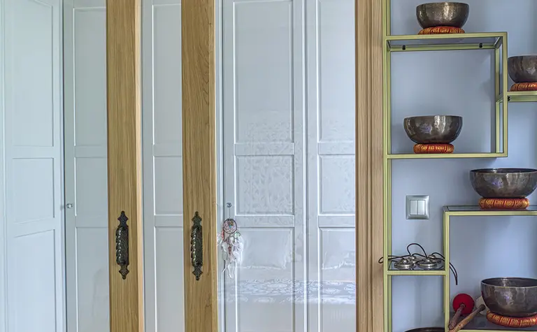 Zaaranżowane wnętrze z lustrem i drewnianymi meblami, styl boho, japandi i rustykalny.