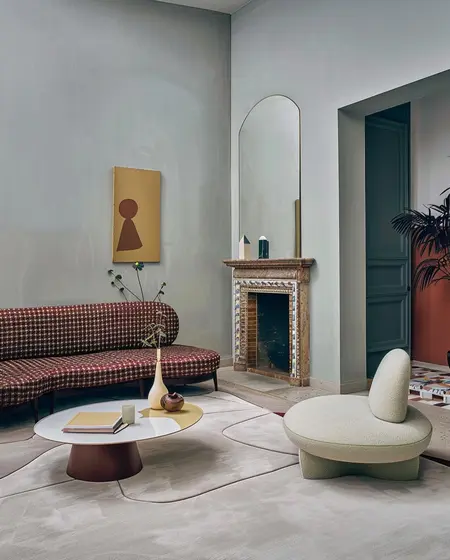 Wnętrze salonu z art deco i minimalistycznym designem, brązowa sofa, okrągły stół.