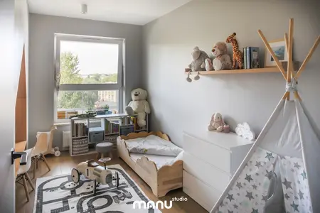 Pokój dla dzieci w stylu art deco, nowoczesnym, quiet luxury, tradycyjnym, współczesnym z zabawkami i łóżkiem.