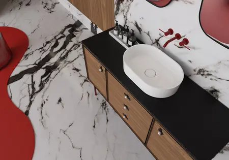Nowoczesna łazienka z białą umywalką, drewnianymi meblami i elementami glamour.