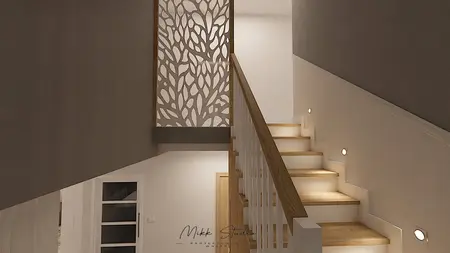Wnętrze schodów z drewnianą balustradą i nowoczesną ścianką działową.