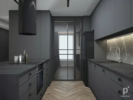 Nowoczesna kuchnia w ciemnych odcieniach z marmurowym blatem i czarnymi szafkami, eleganckim oświetleniem LED oraz dużymi przeszklonymi drzwiami; stylowy i minimalistyczny design wnętrza