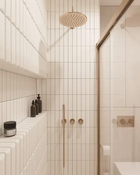 Nowoczesna łazienka z białymi płytkami, prysznicem i brązowymi detalami. Styl glamour, japandi, soft minimalizm.