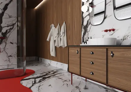 Stylowa łazienka z marmurowymi ścianami, drewnianą szafką i akcentami w kolorze czerwonym, dopamine decor, eklektyczny, glamour.