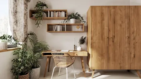 Wnętrze gabinetu w stylu boho z drewnianym biurkiem i roślinami.