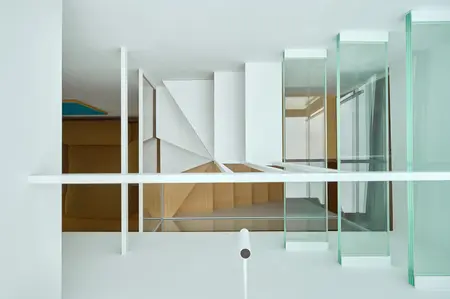 Nowoczesne wnętrze z minimalistycznymi elementami, szkłem i drewnem w stylu minimaluxe.