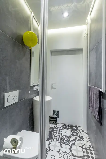 Łazienka w stylu industrialnym z minimalistycznym designem, nowoczesnymi akcentami i skandynawskim wykończeniem.