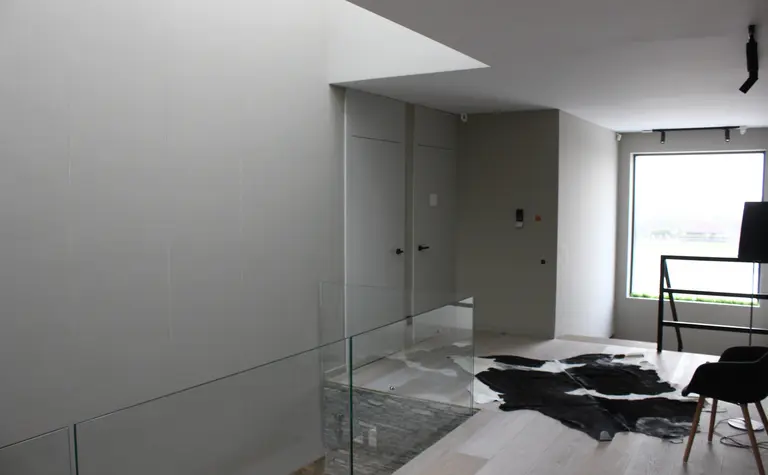 Nowoczesne wnętrze z minimalistycznym akcentem i drewnianymi detalami.