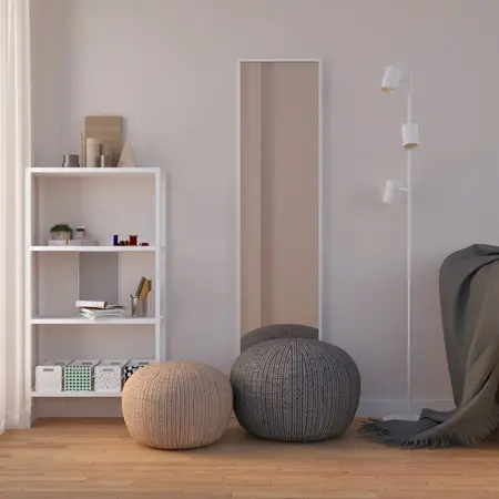 Minimalistyczny pokój z białą półką, szarymi pufami i dużym lustrem.
