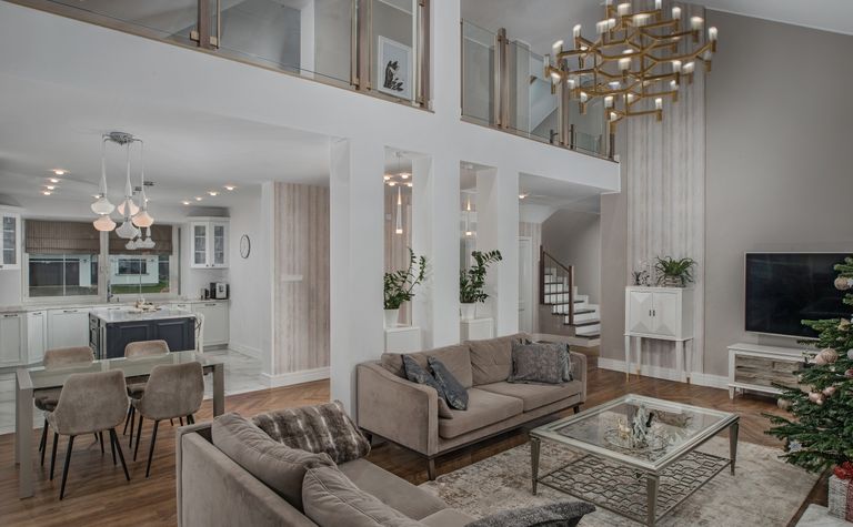Wnętrze salonu z nowoczesnym designem, quiet luxury i tradycyjnymi akcentami.