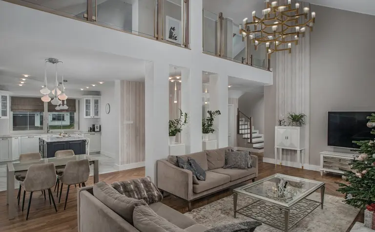 Wnętrze salonu z nowoczesnym designem, quiet luxury i tradycyjnymi akcentami.