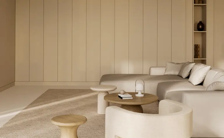 Minimalistyczny salon w stylu soft minimalizm z jasnymi meblami.