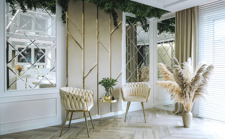 Stylowe wnętrze z beżowymi fotelami, lustrem i roślinnością, glamour, nowoczesny.