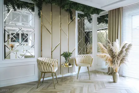 Stylowe wnętrze z beżowymi fotelami, lustrem i roślinnością, glamour, nowoczesny.