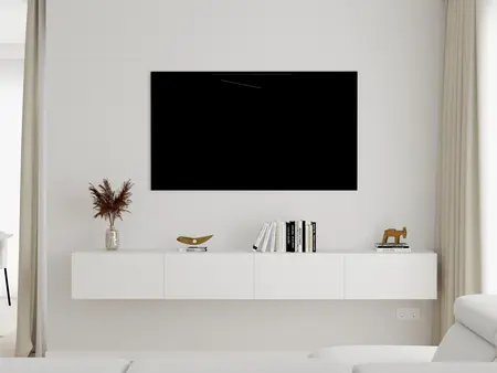 Wnętrze minimalistycznego salonu z białymi meblami, nowoczesnymi akcentami i roślinnością.