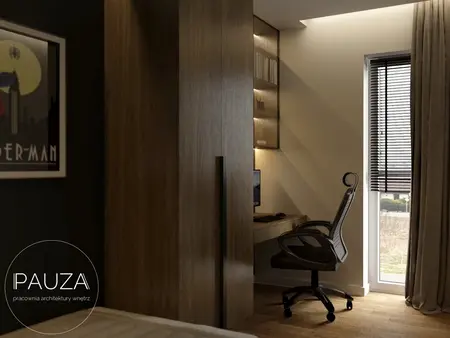 Nowoczesne biuro domowe z drewnianymi akcentami, ergonomicznym krzesłem biurowym i podświetlanymi półkami na książki. Plakat na ścianie i rolety na oknie dodają stylu.