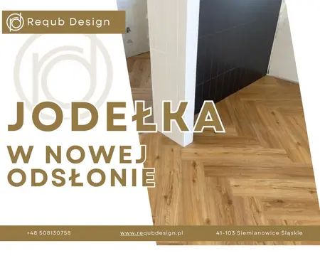 Nowoczesne wnętrze z drewnianą podłogą i czarną ścianą, styl minimalistyczny.