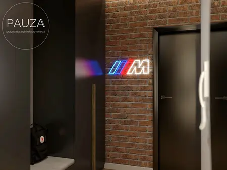 Przedpokój z ceglaną ścianą i nowoczesnymi meblami.