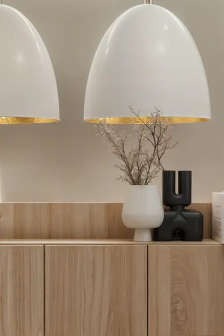 Eklektyczne wnętrze z minimalistyczną szafką i nowoczesnymi lampami.