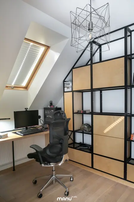 Gabinet w stylu industrialnym i minimalistycznym z biurkiem, półkami i nowoczesnym oświetleniem.
