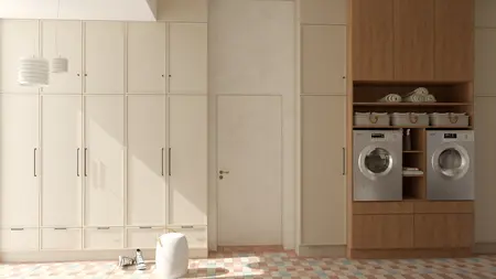 Pralnia w stylu quiet luxury z białymi szafkami, vintage akcentami i soft minimalizmem.