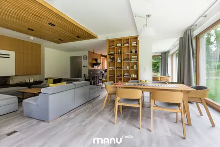 Wnętrze w stylu industrialnym i skandynawskim z szarym wyposażeniem i drewnianym akcentem.
