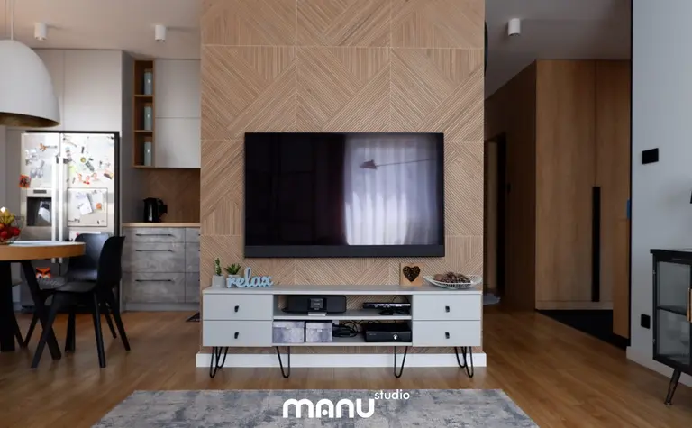 Wnętrze z telewizorem, drewnianą ścianą i nowoczesnymi meblami