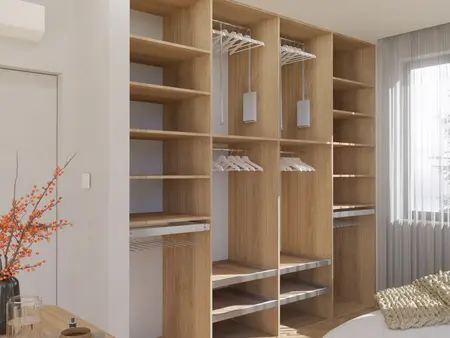 Garderoba w stylu japandi z drewnianymi półkami i minimalistycznymi detalami.
