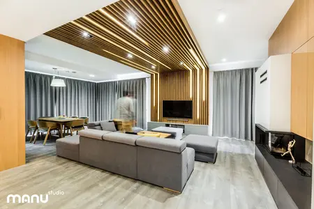 Salon w stylu industrialnym z minimalistycznym wystrojem i drewnianymi akcentami.
