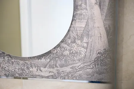 Lustro z detalem w stylu japandi, vintage i współczesnym w łazience.