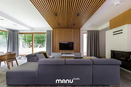 Wnętrze salonu w stylu industrialnym z minimalistycznymi meblami, skandynawskimi dodatkami.