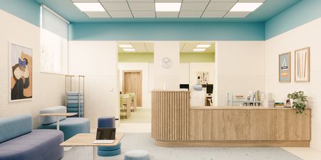 Wnętrze recepcji z niebieskimi ścianami i drewnianym blatem, styl dopamine decor, eklektyczny, nowoczesny.