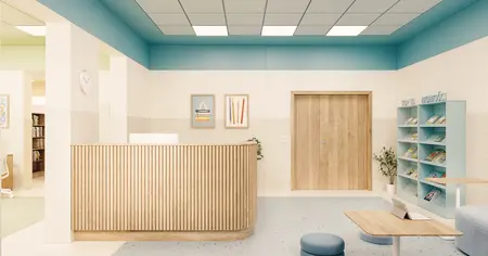 Recepcja z drewnianym blatem i niebieskimi ścianami, styl dopamine decor, eklektyczny, nowoczesny, współczesny.