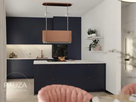 Kuchnia z granatowymi meblami, marmurowym blatem i różowym fotelem, nowoczesny design.