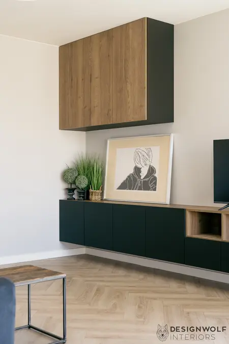 Salon w stylu industrialnym z czarnymi meblami i drewnianymi detalami.