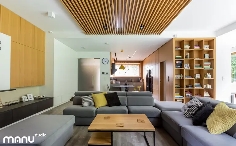 Wnętrze salonu w stylu industrialnym z minimalistycznymi meblami i skandynawskimi detalami.