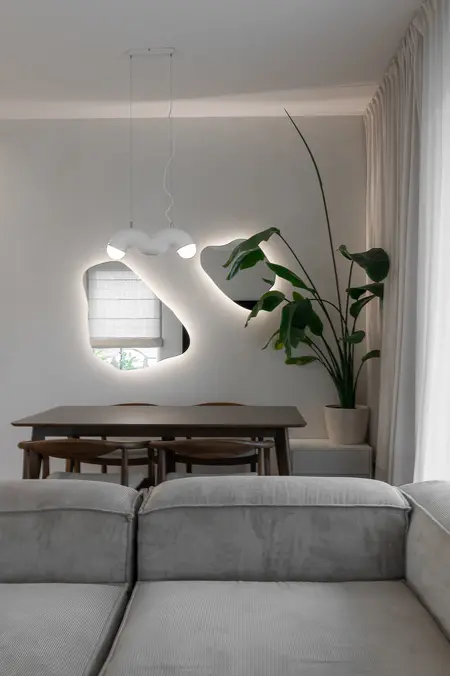 Wnętrze jadalni w stylu art deco, boho i eklektycznym z rośliną.