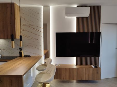 Wnętrze w stylu art deco z drewnianymi meblami i telewizorem