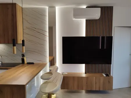 Wnętrze w stylu art deco z drewnianymi meblami i telewizorem