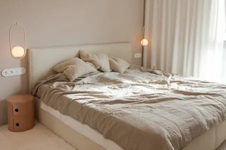Sypialnia w stylu art deco, boho, dopamine decor, eklektycznym z beżowym łóżkiem.