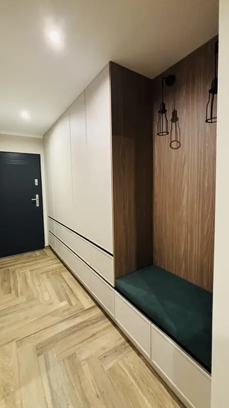 Przedpokój w stylu industrialnym, minimalistycznym z drewnianymi detalami.