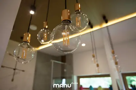 Oświetlenie w stylu industrialnym i minimalistycznym z dużym lustrem