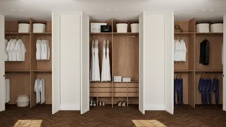 Wnętrze garderoby w stylu art deco z drewnianymi półkami, białymi ubraniami i dodatkami.