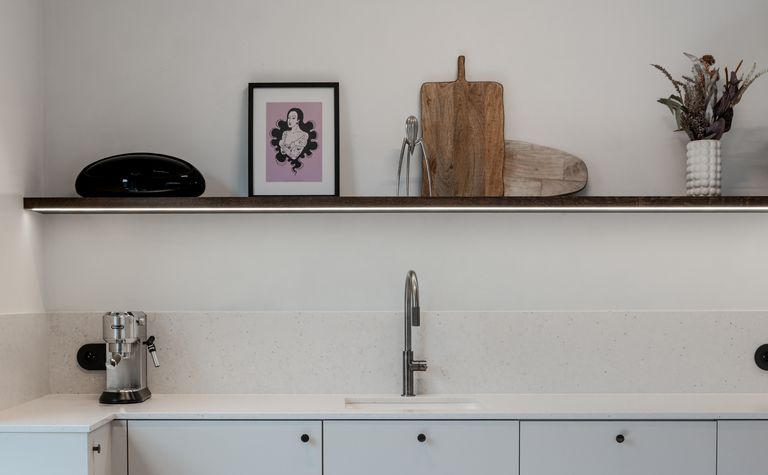 Wnętrze kuchni w stylu art deco, boho i eklektycznym z białymi meblami.